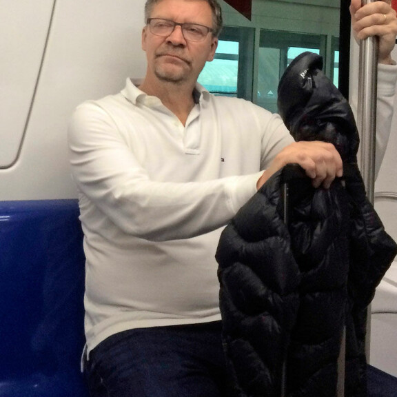 Jukka Jalonen oli torkahtaa lentokenttäjunassa. Jukka Jalonen oli torkahtaa lentokenttäjunassa.