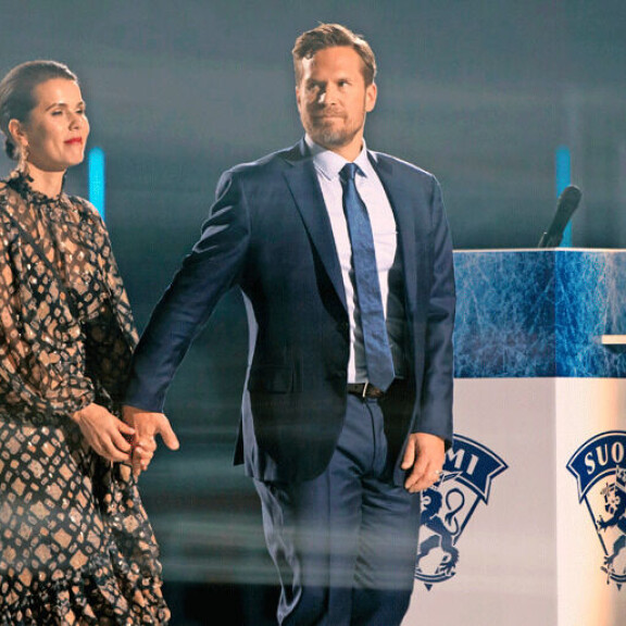 Kimmo Timosen maajoukkuepaita jäädytettiin juhlallisin menoin Helsingin Hartwall-areenassa. Rinnalla vaimo Johanna. Kimmo Timosen maajoukkuepaita jäädytettiin juhlallisin menoin Helsingin Hartwall-areenassa. Rinnalla vaimo Johanna.