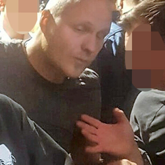 Kalle Palanderin bileillalla nolo käänne: kaveri auttoi nukahtanutta yön sankaria – paljonkertovat kuvat! Kalle Palander baarissa.