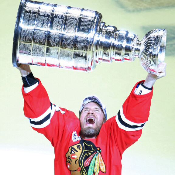 Yli 1200 NHL-ottelun Kimmo Timonen päätti uransa vuonna 2015 Stanley Cupin mestaruusjuhliin. – Olihan se ihan pirun hienoa, eihän sen hienompaa lopetusta voi ollakaan, Kime sanoo. Yli 1200 NHL-ottelun Kimmo Timonen päätti uransa vuonna 2015 Stanley Cupin mestaruusjuhliin. – Olihan se ihan pirun hienoa, eihän sen hienompaa lopetusta voi ollakaan, Kime sanoo.