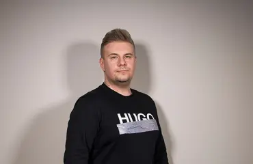 TIS-Iiro meni kihloihin