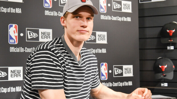 Lauri Markkanen julkaisi suloisen kuvan pienestä pojastaan: ”Hurrasi minulle lämmittelyn aikana” -kuva! Lauri Markkanen