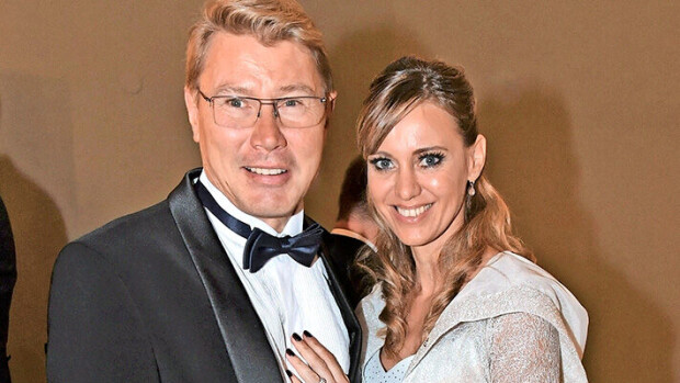 Marketa Häkkinen poseeraa polvillaan: 'Ilon paikkani' Mika Häkkinen, Marketa Häkkinen