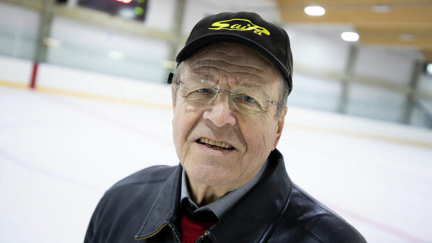 Olisitko arvannut? Näin 'Suomen rehellisin mies' Arvi Lind, 77, viettää eläkepäiviään – 'Kyllähän se on kaikkinensa elämän suola' Arvi Lind viihtyy jäähallissa.