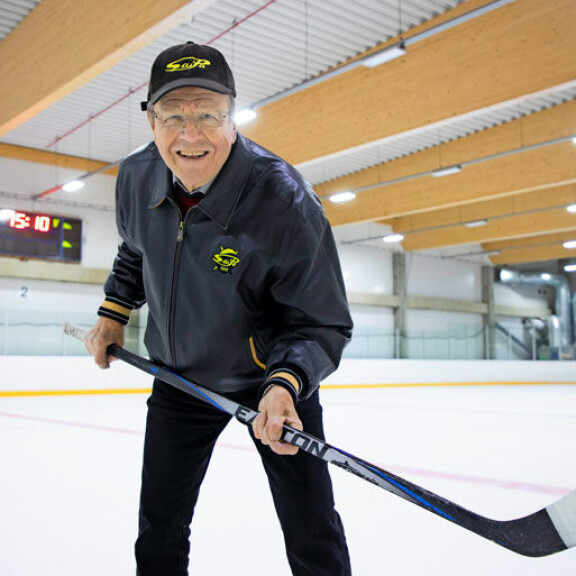 SaiPa-rakkaudestaan Arvi Lind sanoo olevansa realisti. – Ei ole lupa odottaa mestaruutta. Joskus olen leikilläni sanonut, että SaiPan mitaliputki alkoi vuonna 1966 – ja jatkoa saadaan yhä odottaa. SaiPa-rakkaudestaan Arvi Lind sanoo olevansa realisti. – Ei ole lupa odottaa mestaruutta. Joskus olen leikilläni sanonut, että SaiPan mitaliputki alkoi vuonna 1966 – ja jatkoa saadaan yhä odottaa.