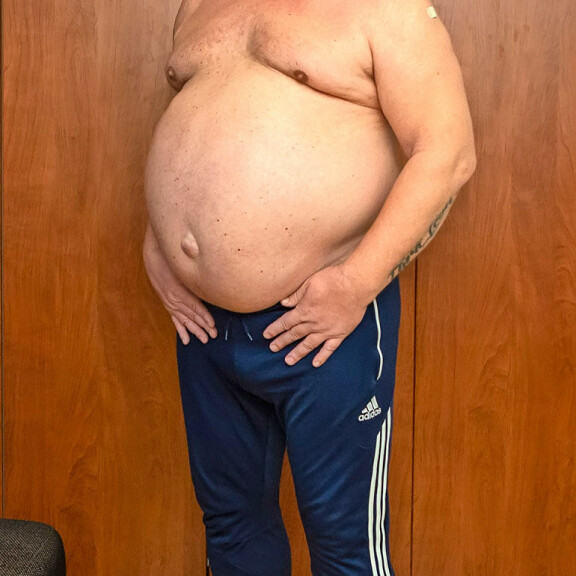 Henry kertoo, että yksin parissa viime viikossa paino on noussut kahdeksan kiloa, vaikka hän on syönyt koko ajan vähemmän. Henry kertoo, että yksin parissa viime viikossa paino on noussut kahdeksan kiloa, vaikka hän on syönyt koko ajan vähemmän.