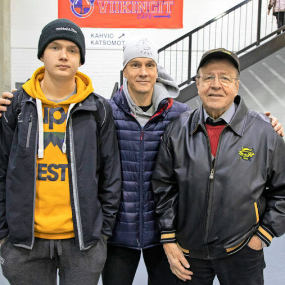 Vuosaaren Viikinkien C-nuorten Paavo Lind, 15, isänsä, Jokerit-legenda Juha Lindin, 44, ja isoisänsä Arvi Lindin, 77, rinnalla. Vuosaaren Viikinkien C-nuorten Paavo Lind, 15, isänsä, Jokeritlegenda Juha Lindin, 44, ja isoisänsä Arvi Lindin, 77, rinnalla.