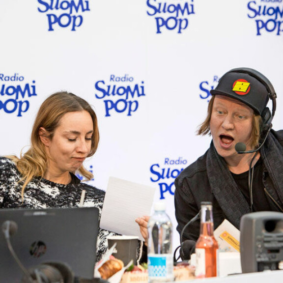 Annin kokkaus-into on tullut tutuksi myös Radio Suomi-Popin Aamulypsyn kuulijoille. – Jaajo (kuvassa) ja Juha inhoavat gazpachokeittoa, jota kokkasin heille aikanaan Neljän tähden illalliset -ohjelmassa. Annin kokkaus-into on tullut tutuksi myös Radio Suomi-Popin Aamulypsyn kuulijoille. – Jaajo (kuvassa) ja Juha inhoavat gazpachokeittoa, jota kokkasin heille aikanaan Neljän tähden illalliset -ohjelmassa.