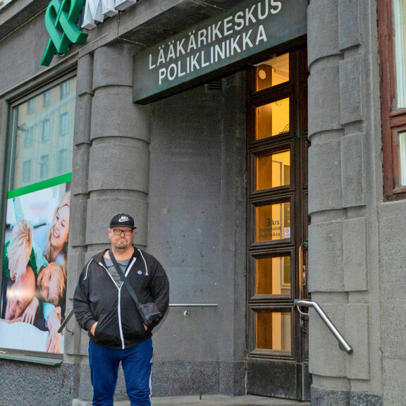 Sairaanhoitokuluihin palaa Henryllä tuhansia euroja vuodessa. Terveysongelmat kuitenkin vain pahentuvat. Kaiken päälle hänet heitettiin ulos yksityisestä terveyskeskuksesta. Sairaanhoitokuluihin palaa Henryllä tuhansia euroja vuodessa. Terveysongelmat kuitenkin vain pahentuvat. Kaiken päälle hänet heitettiin ulos yksityisestä terveyskeskuksesta.