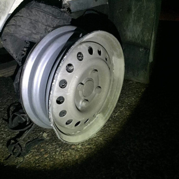 Anamarian keikka-auton rengas puhkesi kesken ajon. auton rengas