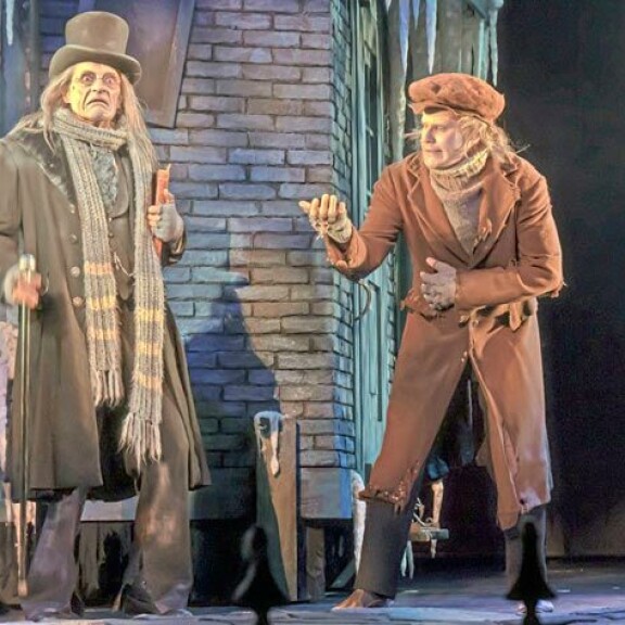 Ilkan tähdittämä supersuosittu Saiturin joulu pyörii jo 11. kertaa Tampereen Teatterissa. Ilkan tähdittämä supersuosittu Saiturin joulu pyörii jo 11. kertaa Tampereen Teatterissa.
