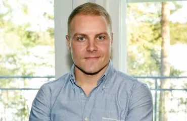 Valtteri Bottas purki pettymykseen päättynyttä kauttaan helsinkiläisyökerhossa: murjotti yksin pilkkuun asti olutpullon äärellä - katso!