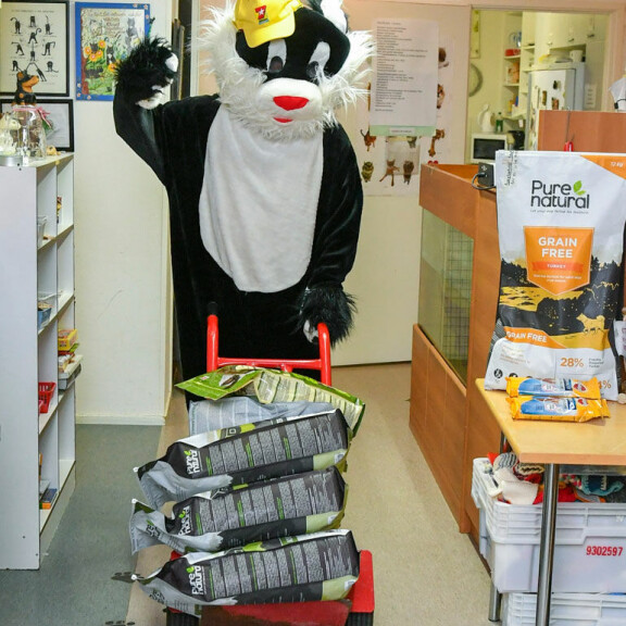 Tässä sitä tulee! Kohukatti kärräsi löytöeläimille tuhdin kuorman laadukasta eläinruokaa. Tässä sitä tulee! Kohukatti kärräsi löytöeläimille tuhdin kuorman laadukasta eläinruokaa.