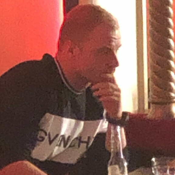 Valtteri Bottas katseli yökerhossa muiden juhlimista tyynenä ja keskittyi itse oluen nauttimiseen. Valtteri Bottas