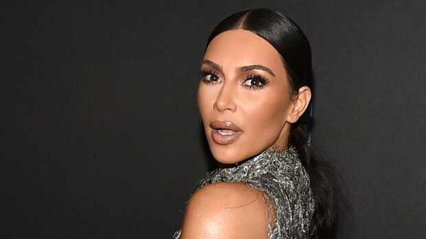 Kim Kardashian onnistui taas: viettelee faninsa alasti pelkissä narustringeissä - muhkea sivutissi! kim kardashian