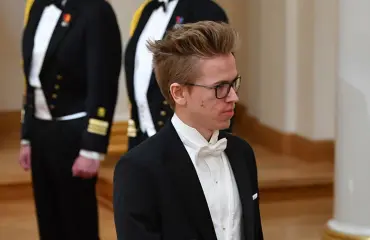 Miljoonia tienanneet e-urheilijat Jesse Vainikka ja Topias Taavitsainen saapuivat Linnan juhliin – tyylikäs ilmestys!