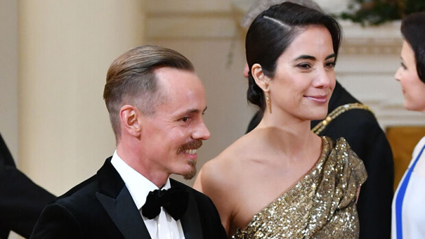 Huhhuh, tässä he ovat! Jasper Pääkkönen ja superkaunis Alexandra Escat saapuivat Linnaan: kuin Hollywoodin supertähtiä – upeat kuvat! jasper pääkkönen