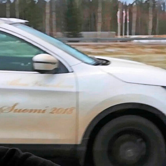 Missiauto huristi vauhdilla työmaan ohi – kuva! Alina Voronkova huristeli missiautolla.