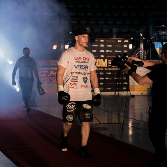 Sami Enbom ottelee illan pääottelussa. Enbom