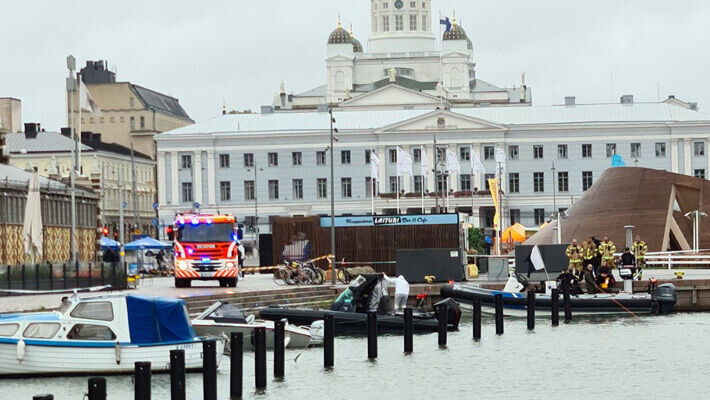 Vaimonsa surmasta epäilty lääkäri ajoi Volvolla satama-altaaseen Helsingissä kesällä 2021. Surmasta epäilty lääkäri ajoi Volvolla satama-altaaseen Helsingissä kesällä 2021.