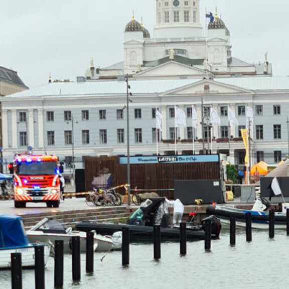 Vaimonsa surmasta epäilty lääkäri ajoi Volvolla satama-altaaseen Helsingissä kesällä 2021. Surmasta epäilty lääkäri ajoi Volvolla satama-altaaseen Helsingissä kesällä 2021.