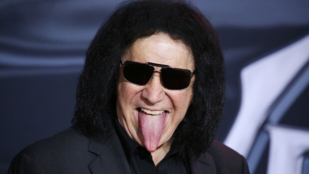 Legendaarisen Kiss-yhtyeen nokkamies kovien syytösten edessä: tunkiko Gene Simmons kätensä naisen haaroväliin ilman suostumusta?! gene simmons
