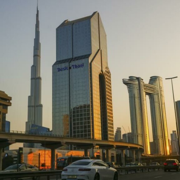 Dubai tunnetaan epäeettisenä matkakohteena. Sen laissa esimerkiksi raiskaus on naispuolisen uhrin syytä. Ihmisoikeusasiat eivät Emiraateissa ole kunnossa. Etelä-Aasiasta rauhdatuille työntekijöille luvataan suuret palkat ja hyvät olot, mutta kohteessa heidän passinsa viedään ja heidät pakotetaan tekemään töitä järkyttävissä olosuhteissa pienemmällä palkalla, kuin kotimaassa. Dubai