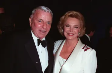 Frank Sinatra heitti sängylle kourallisen timantteja – vaimon sormus myytiin yli miljoonalla eurolla! 