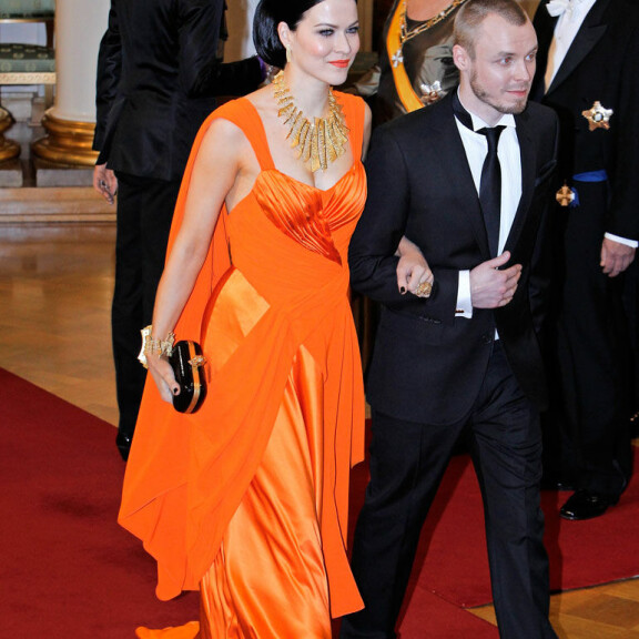 Jenni oli vuoden 2011 Linnan juhlissa yksi kuvatuimpia kaunottaria.; Vartiainen