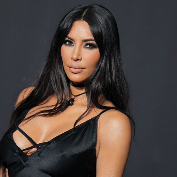 Tiesitkö tätä faktaa Kardashianit-hittisarjasta? Miljoonien arvoiset luksuslukaalit eivät olekaan aitoja! kim kardashian