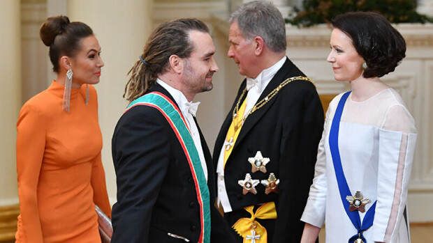Mikko Paasin superkaunis Krista-vaimo Linnassa upeana tiukassa oranssissa asussa - huhhuh, mikä vartalo! mikko paasi