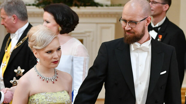 Vau! Touko Aalto ja naisystävä Iris Flinkkilä yhdessä Linnan juhlissa: Iriksen supernaisellinen asu korostaa muotoja - kuvat! Iris Flinkkilä ja Touko Aalto