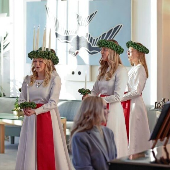 Lucia-neito Wilma Grönqvist johti kulkuetta Mäntyniemen juhlasaliin ja nosti joulutunnelmaa entisestään. Lucia-neito Wilma Grönqvist johti kulkuetta Mäntyniemen juhlasaliin ja nosti joulutunnelmaa entisestään.