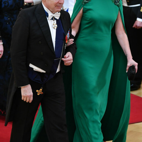 Kääk, mikä tapaturma! Turvamies ryntäsi punaiselle matolle Linnan juhlissa, syynä Elina Kiikko - kuvat! Ilkka ja elina