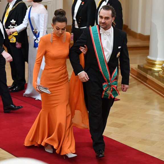 Mikko Paasin superkaunis Krista-vaimo Linnassa upeana tiukassa oranssissa asussa - huhhuh, mikä vartalo! mikko paasi