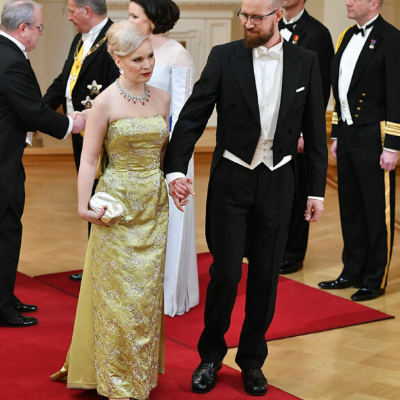 Vau! Touko Aalto ja naisystävä Iris Flinkkilä yhdessä Linnan juhlissa: Iriksen supernaisellinen asu korostaa muotoja - kuvat! Touko Aalto ja Iris Flinkkilä