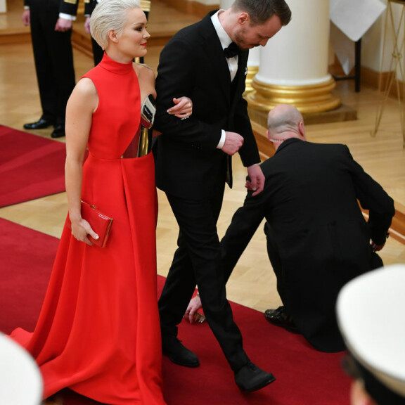 Kääk, mikä tapaturma! Turvamies ryntäsi punaiselle matolle Linnan juhlissa, syynä Elina Kiikko - kuvat! Anna ja Jukka