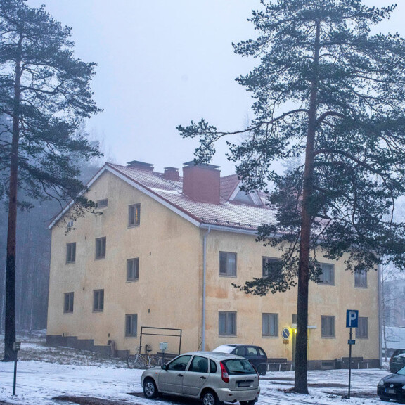 Jaren omistama pienkerrostalo sijaitsee lähellä Lahden keskustaa. Jaren omistama pienkerrostalo sijaitsee lähellä Lahden keskustaa.