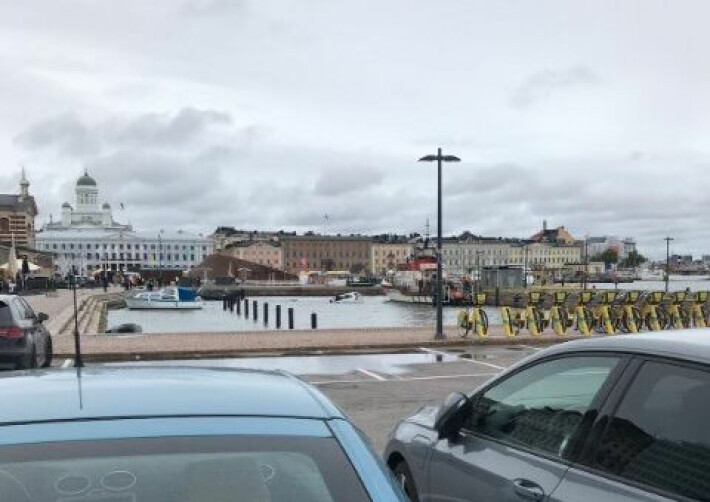 Helsinkiläinen eläkeläismies sattui paikalle elokuussa 2021, kun lääkärin ajama Volvo killui satama-altaassa. Eläkeläinen otti tilanteesta tämän valokuvan.