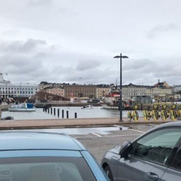 Helsinkiläinen eläkeläismies sattui paikalle elokuussa 2021, kun lääkärin ajama Volvo killui satama-altaassa. Eläkeläinen otti tilanteesta tämän valokuvan. Helsinkiläinen eläkeläismies sattui paikalle elokuussa 2021, kun lääkärin ajama Volvo killui satama-altaassa. Eläkeläinen otti tilanteesta tämän valokuvan.