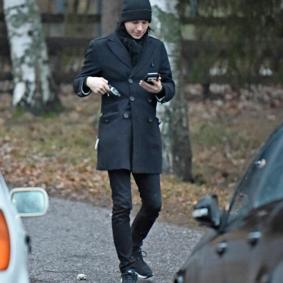 Mika lähti aamulla Miran asunnolta ja vei parin Urho-pojan päivähoitoon. Mika lähti aamulla Miran asunnolta ja vei parin Urho-pojan päivähoitoon.