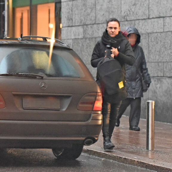 Mira hyppäsi Kampissa ulos Mikan diesel- Mersusta. Mira hyppäsi Kampissa ulos Mikan diesel- Mersusta.