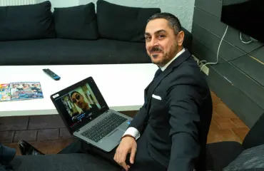 MoonTV:n konkurssi pelasti Arman Alizadin – mutta todellinen läpimurto tuli pitkän hauduttelun jälkeen: ”Kohtaamalla ennakkoluuloni sain tapettua elitisti-Armanin!”