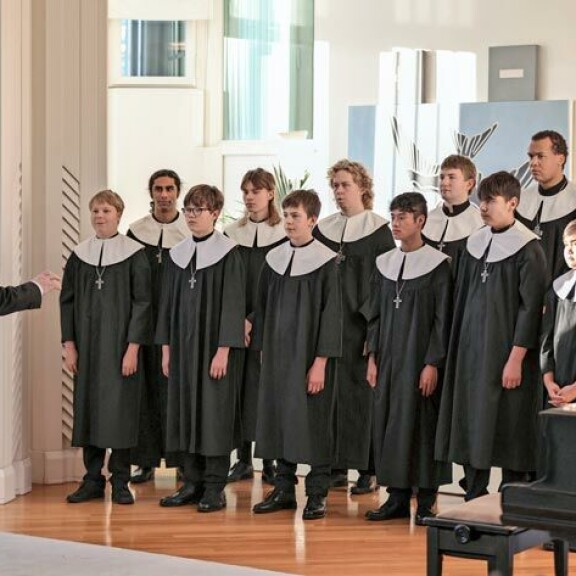 Poikakuoro Cantores Minores viihdytti Saulia ja Jenniä. Kuoro viettää tänä vuonna 70-vuotisjuhlaansa, ja presidenttipari on kuoron suojelija. Poikakuoro Cantores Minores viihdytti Saulia ja Jenniä. Kuoro viettää tänä vuonna 70-vuotisjuhlaansa, ja presidenttipari on kuoron suojelija.