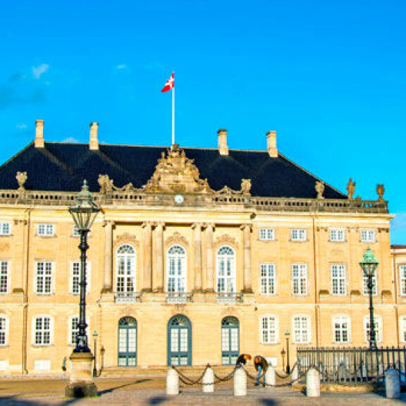 Tanskan kruununprinssipari Frederik ja Mary asuvat kuningattaren naapurissa: talossa 20 kylpyhuonetta! Amalieborgin palatsi