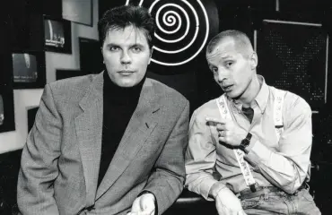 Jari Sarasvuo ja Simo Rantalainen juonsivat lääkehöyryissä – poliittinen kannanotto aiheutti kuuluttajalle potkut! Muistatko nämä suomalaisen tv-viihteen suurimmat kohut?