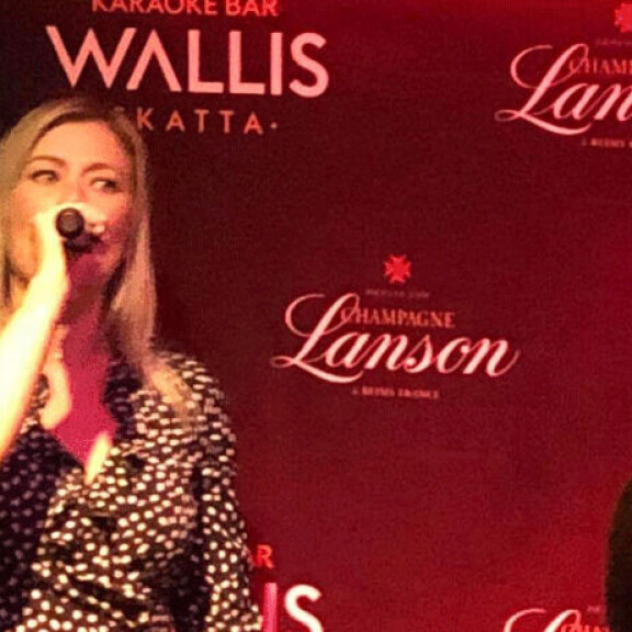 HELSINKI 14.12. n. klo 23. Pusuttelun lomassa Jenny kiipesi karaokebaari Wallisin lavalle hoilaamaan hittibiisejä. – Hän intoutui myös ystävänsä taustatanssijaksi, karaokejuottolasta juorutaan. HELSINKI 14.12. KLO 23. Pusuttelun lomassa Jenny kiipesi karaokebaari Wallisin lavalle hoilaamaan hittibiisejä. – Hän intoutui myös ystävänsä taustatanssijaksi, karaokejuottolasta juorutaan.