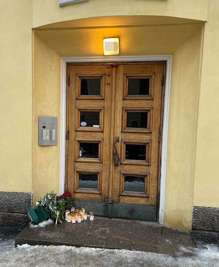 Ullanlinnan henkirikos on järkyttänyt ja puhuttanut laajalti. Uhri muistoksi oli tuotu viikonloppuna kynttilöitä. Ullanlinnan henkirikos on järkyttänyt ja puhuttanut laajalti. Uhri muistoksi oli tuotu viikonloppuna kynttilöitä.