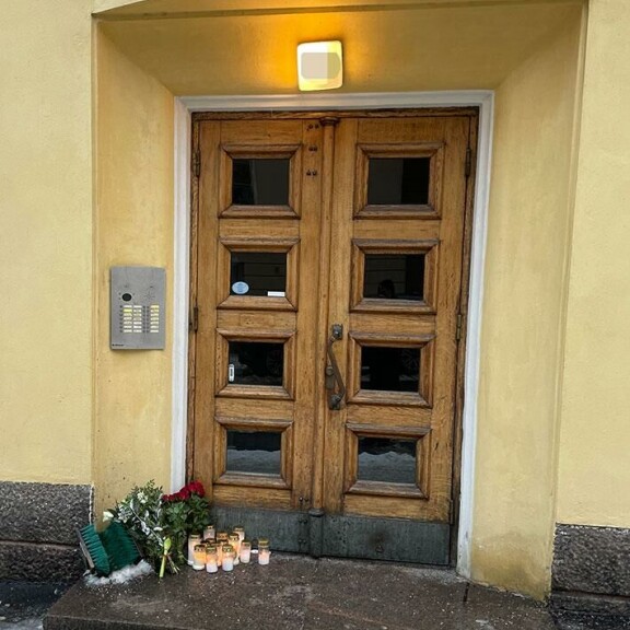 Ullanlinnan henkirikos on järkyttänyt ja puhuttanut laajalti. Uhri muistoksi oli tuotu viikonloppuna kynttilöitä. Ullanlinnan henkirikos on järkyttänyt ja puhuttanut laajalti. Uhri muistoksi oli tuotu viikonloppuna kynttilöitä.