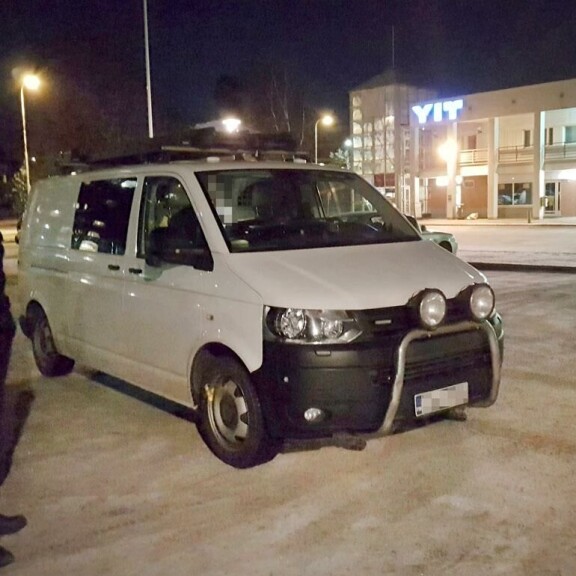 Uhrien isät pettyivät poliisin toimintaan, kun epäiltyä ei saatu kiinni kuudessa päivässä. He itse löysivät hänet kuudessa tunnissa. Uhrien isät pettyivät poliisin toimintaan, kun epäiltyä ei saatu kiinni kuudessa päivässä. He itse löysivät hänet kuudessa tunnissa.